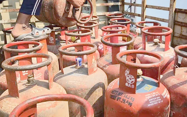 گیس کے سلنڈرز کی قطار، حفاظتی اقدامات کے بغیر، استعمال کے لیے تیار.