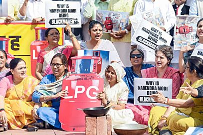 ملک میں ا یل پی جی قلت کیخلاف پارلیمنٹ احاطہ میں اپوزیشن کا احتجاج