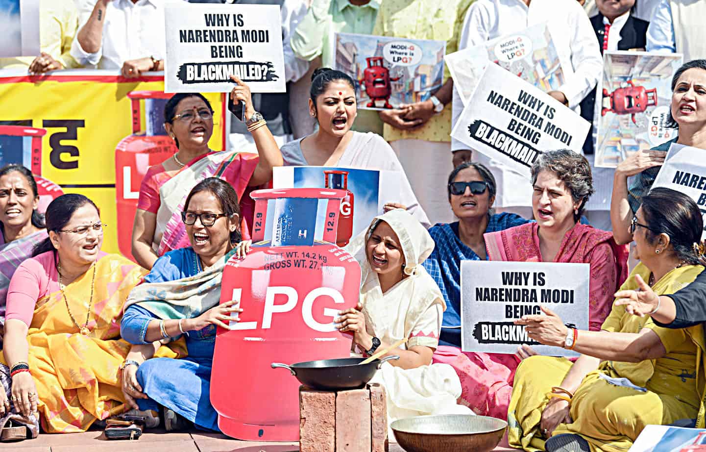 اپوزیشن کا احتجاج، ملک میں ایل پی جی قلت کے خلاف، پارلیمنٹ احاطہ.