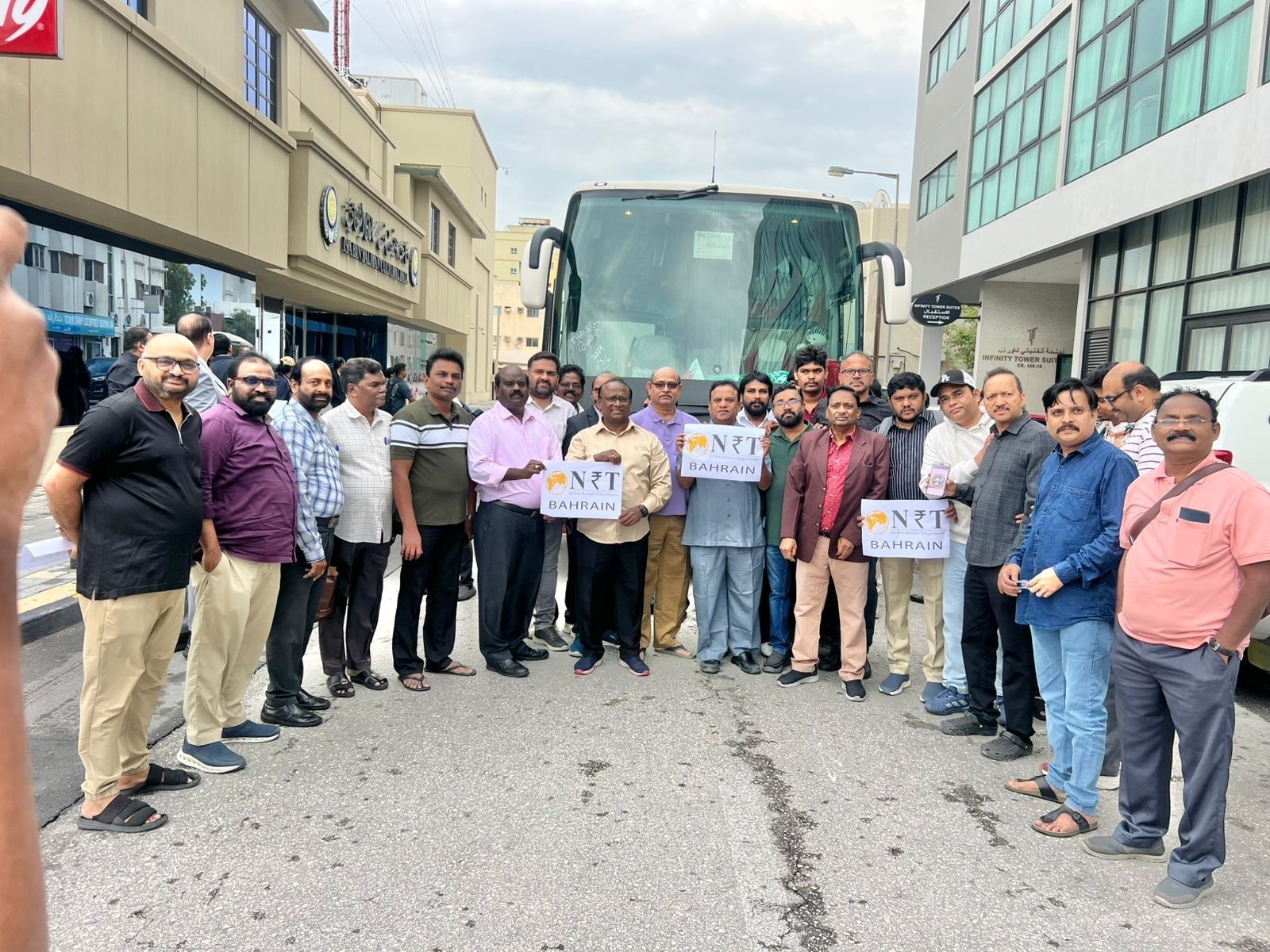 مبارکباد کے ساتھ گروپ کی تصویر.