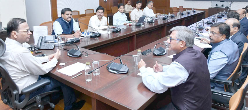 ایچ ڈی ایف سی کے اجلاس میں اہم سرکاری افسران اور سیاستدانوں کی ملاقات، اہم فیصلوں پر تبادلہ خیال.