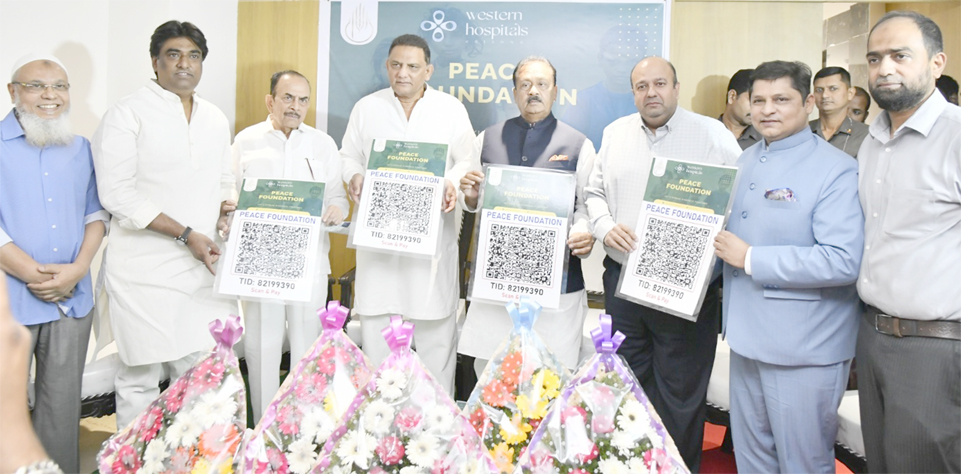 مذکورہ تصویر میں افراد کی گروپ تصویر، جو ایک تقریب میں شرکت کر رہے ہیں.