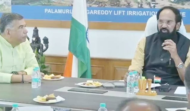 ایم پی اور سرکاری افسران کے درمیان اہم بات چیت، بھارت اور ریاستی ترقی پر تبادلہ خیال.