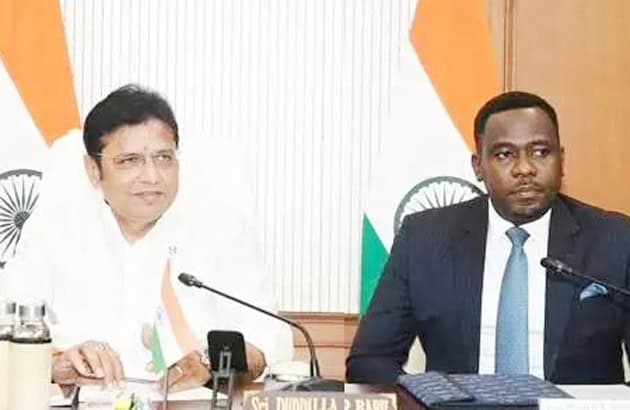 تصویر میں ٹیلنگانہ اور تنزانیہ کے نمائندے ملاقات کر رہے ہیں، دونوں ممالک کے درمیان ٹیکنالوجی تعاون پ.