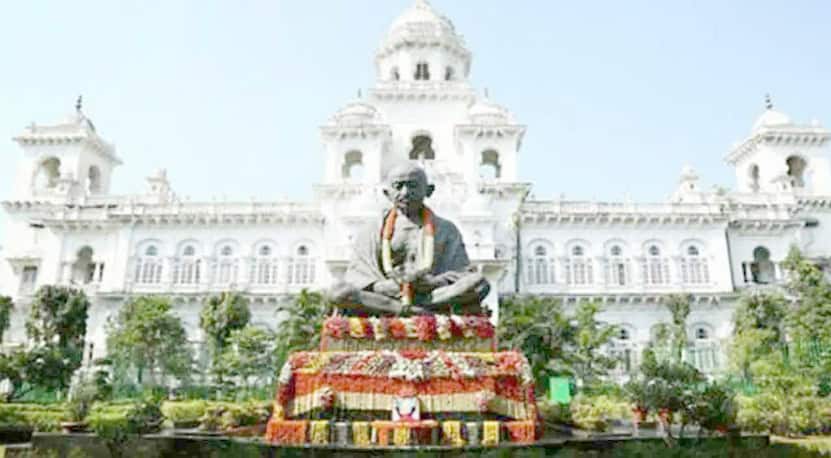 سیاست روز کے مرکزی عمارت کے سامنے ایک مجسمہ، خوبصورت باغات کے ساتھ.