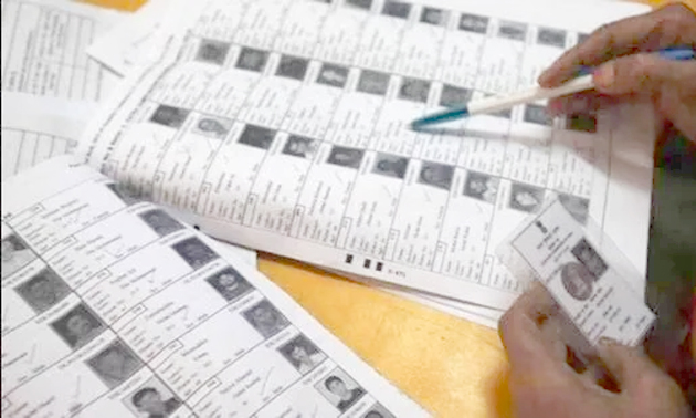 ووٹر فہرست کی جانچ کے لیے ہاتھ سے چھپائی گئی ووٹر لسٹ.