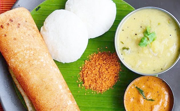 سندھی ناشتے کے لئے روٹی، چٹنی اور سالن کی تصویر.