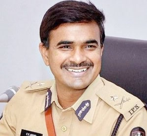 پولیس افسر کا مسکراہٹ کے ساتھ تصویر، سرکاری یونیفارم میں.