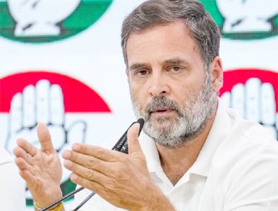 پولیس افسر بات چیت کرتے ہوئے، عوام سے بات چیت اور سیکیورٹی کے حوالے سے گفتگو.