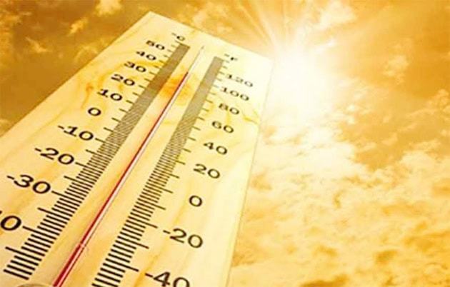 درجہ حرارت کا تھرما میٹر، آسمان کے پس منظر کے ساتھ، موسمی تبدیلیوں کی نشاندہی کے لیے.