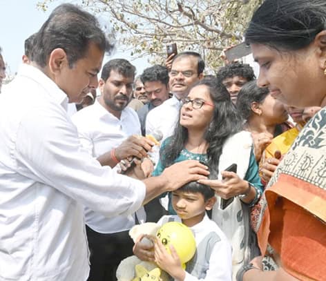 مردوں کا گروپ ایک شخص کو تحفہ دے رہا ہے، عوامی تقریب.