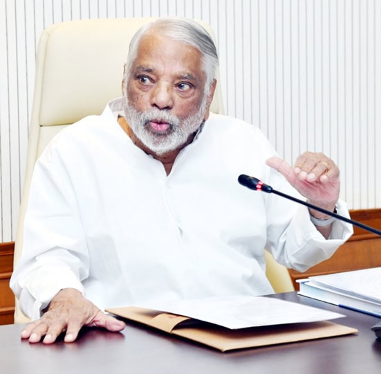 مفتی صاحب گفتگو کرتے ہوئے، سرکاری دفتر میں بیٹھے ہوئے، اہم سیاسی یا مذہبی موضوعات پر بات چیت کر رہے.