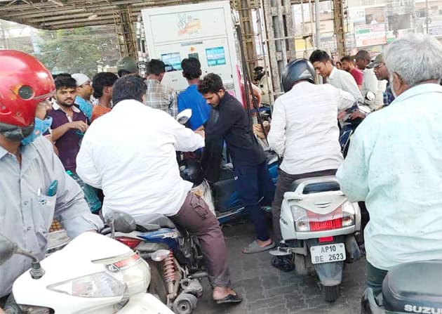 پبلک ٹرانسپورٹ میں لوگوں کا ہجوم اور رش، کراچی میں سفر کے دوران مشکلات.