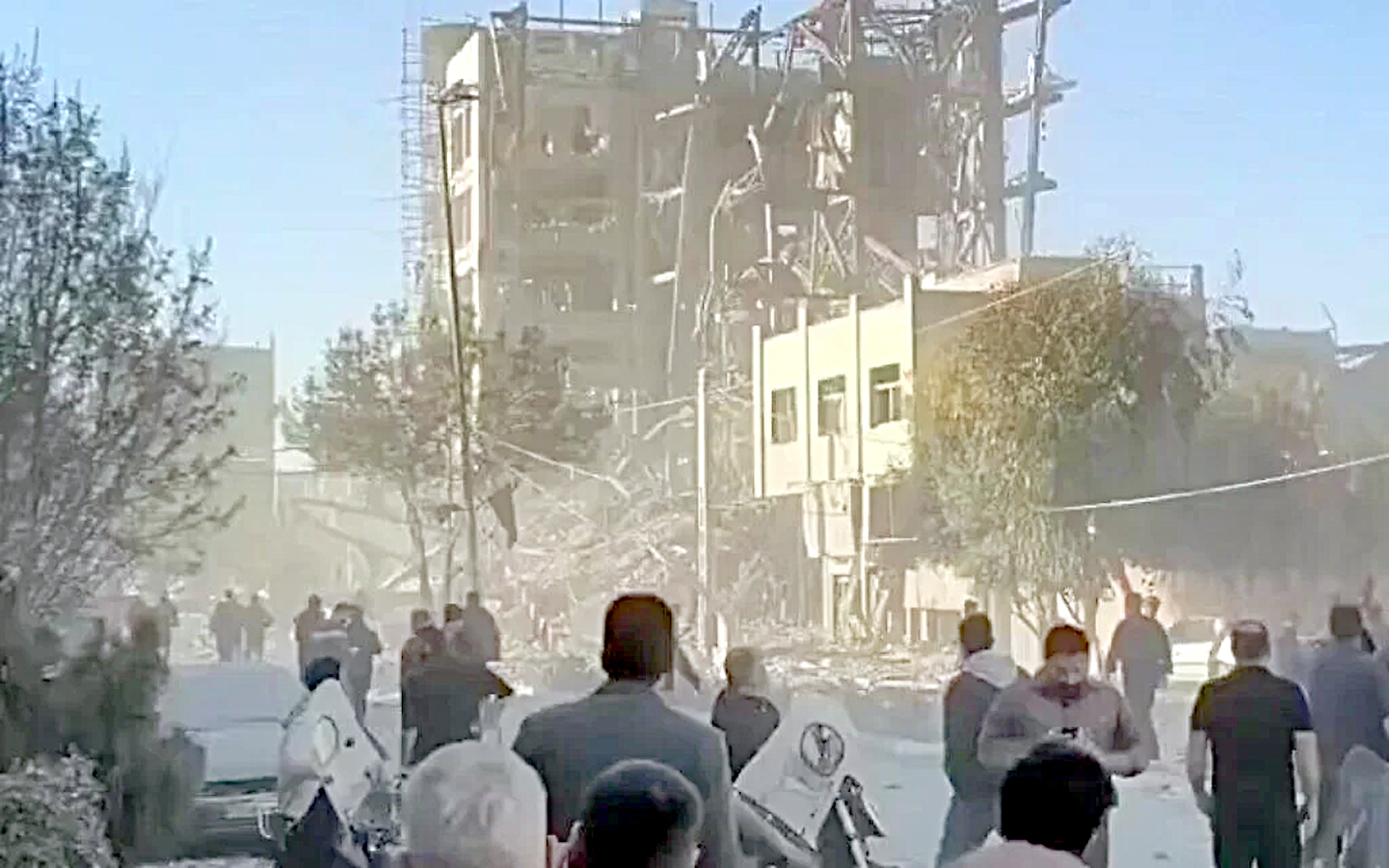 ایمبولینس اور فائر ٹینڈرز حادثہ کی جگہ پر پہنچ گئے.