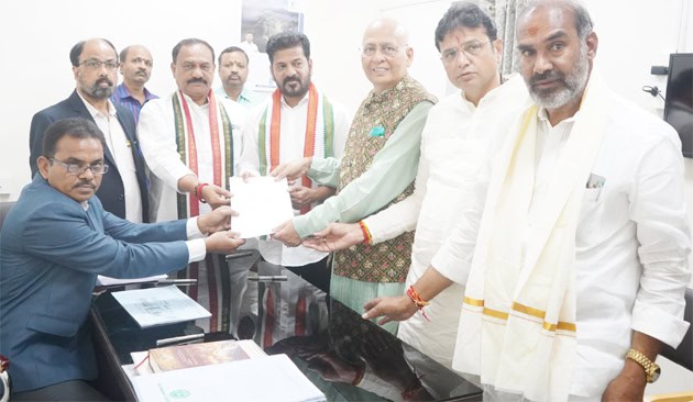 مختلف افراد ایک اجلاس میں دستاویزات کا تبادلہ کر رہے ہیں.