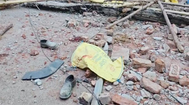 تباہ شدہ اشیاء اور ملبہ، حادثہ یا قدرتی آفت کے بعد کا منظر۔.