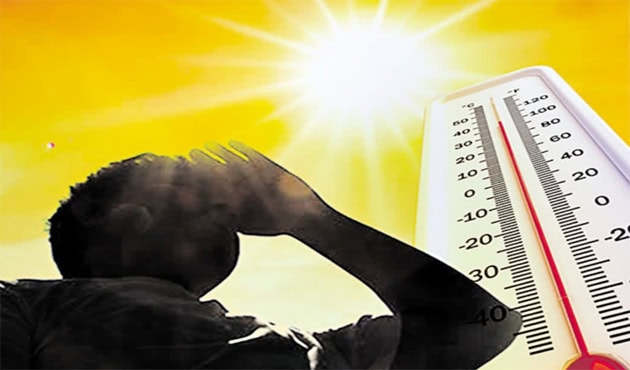 شدید گرمی میں انسان کا سر ہاتھ سے بچاؤ کی کوشش، تپتی دھوپ اور درجہ حرارت کا میٹر.