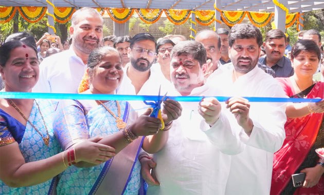 نئی شروعات کے موقع پر سیاستدان اور عوام ایک ساتھ، خوشی اور اتحاد کا مظاہرہ.