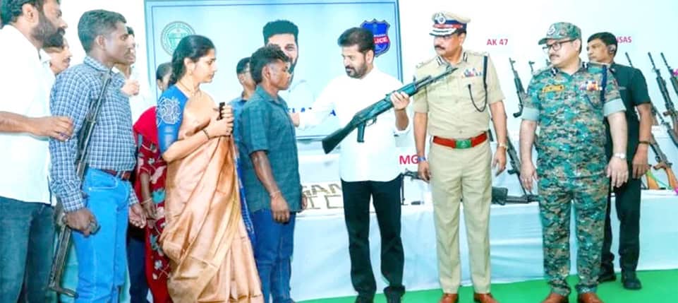 فوجی اور شہری، دفاعی نمائش میں ہتھیار دکھا رہے ہیں.