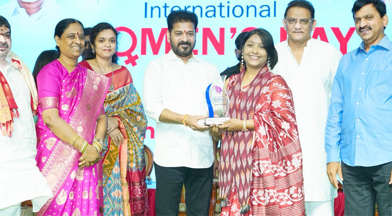 خواتین کے عالمی دن کی تقریب میں خواتین اور مردوں کی ملاقات.