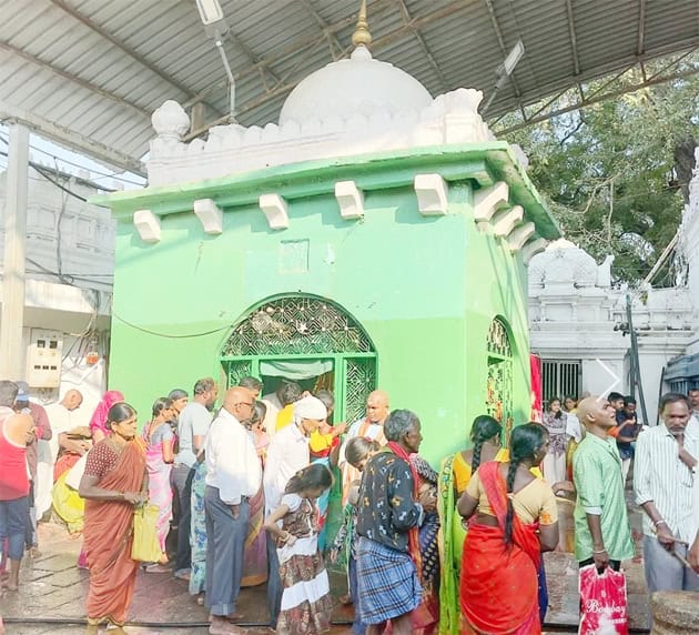 درگاہ کے باہر زائرین کی لمبی قطار، عقیدت مندوں کا روحانی اجتماع، مذہبی اہمیت اور ثقافتی ماحول.