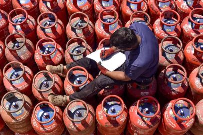 بدعنوانی کی پاداش میں 10 ایل پی جی ڈسٹری بیوٹرز معطل