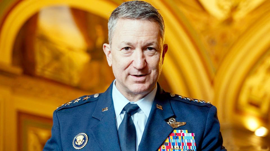 فضائیہ کے اعلیٰ افسر کی تصویر، جو ایک عمدہ اور پیشہ ورانہ انداز میں دکھائی دے رہا ہے۔.