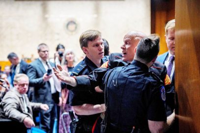 ایران پر حملے کیخلاف احتجاج پر سابق امریکی فوجی کو باہر نکال دیا گیا