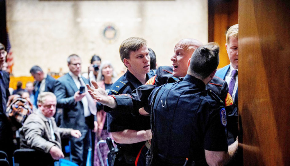 پولیس اہلکاروں کے درمیان ہنگامہ آرائی، احتجاجی مظاہرہ.