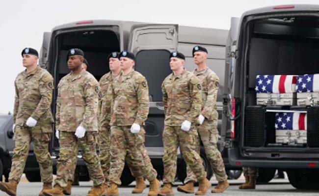 فوجی اہلکار فوجی گاڑی میں روانہ ہو رہے ہیں، فوجی وردی میں، امریکی پرچم کے ساتھ تابوت کے ساتھ.