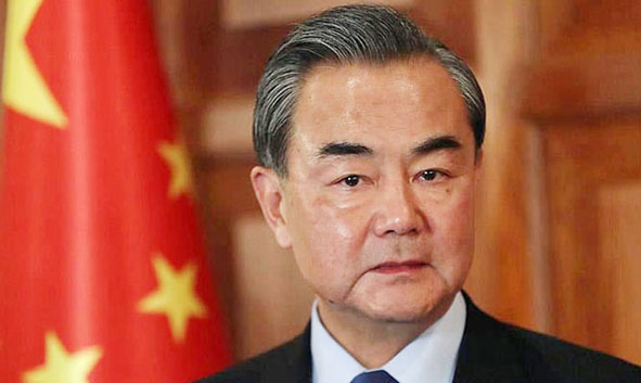 چینی سفیر کا سرکاری تصویر، چین کے جھنڈے کے ساتھ.