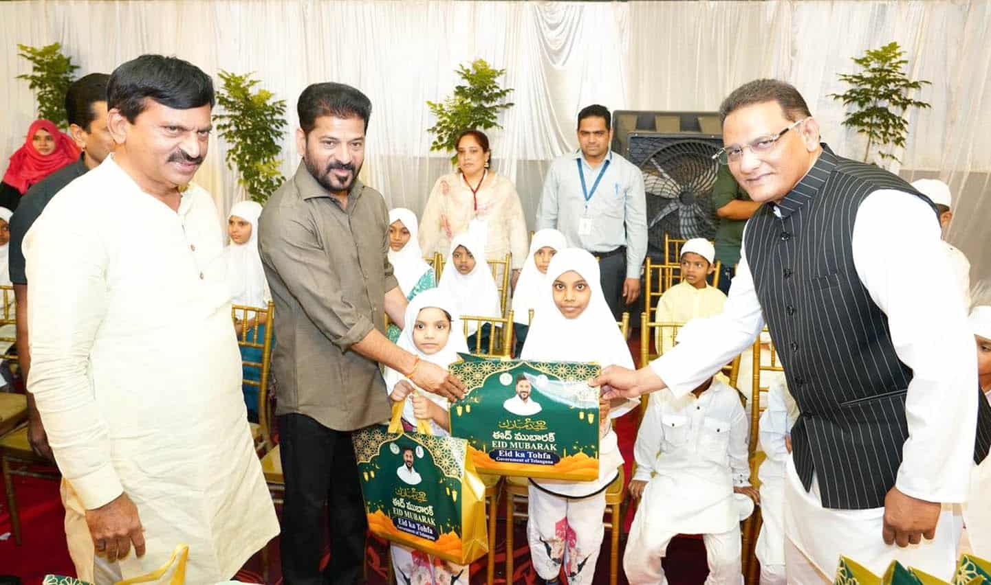 طلبہ اور اساتذہ تعلیمی تقریب میں انعامات تقسیم کرتے ہوئے.