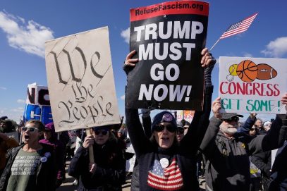 امریکہ او ریوروپ میں ”نو کنگنز“ ریالیوں میں ہجوم امنڈ پڑا۔