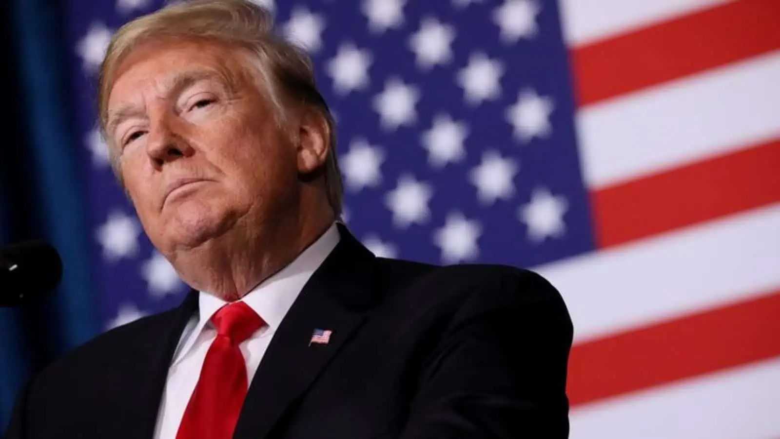 ٹرمپ کی سیاسی تقریر، امریکی صدر کے خلاف احتجاج، امریکی پرچم کے سامنے.