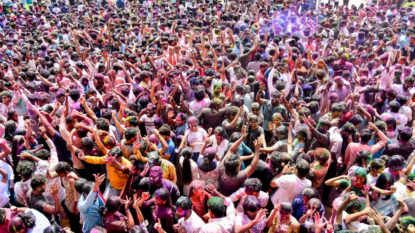 ہولی تہوار میں رنگ برنگی تقریبات اور لوگ.