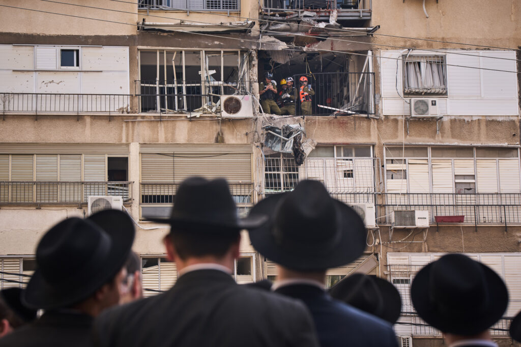 ایرانی جنگی جہاز کے ملاح کی تدفین کے دوران، لوگ اور فوجی حاضر، حادثے کے مقام پر تعزیت کے لیے جمع.