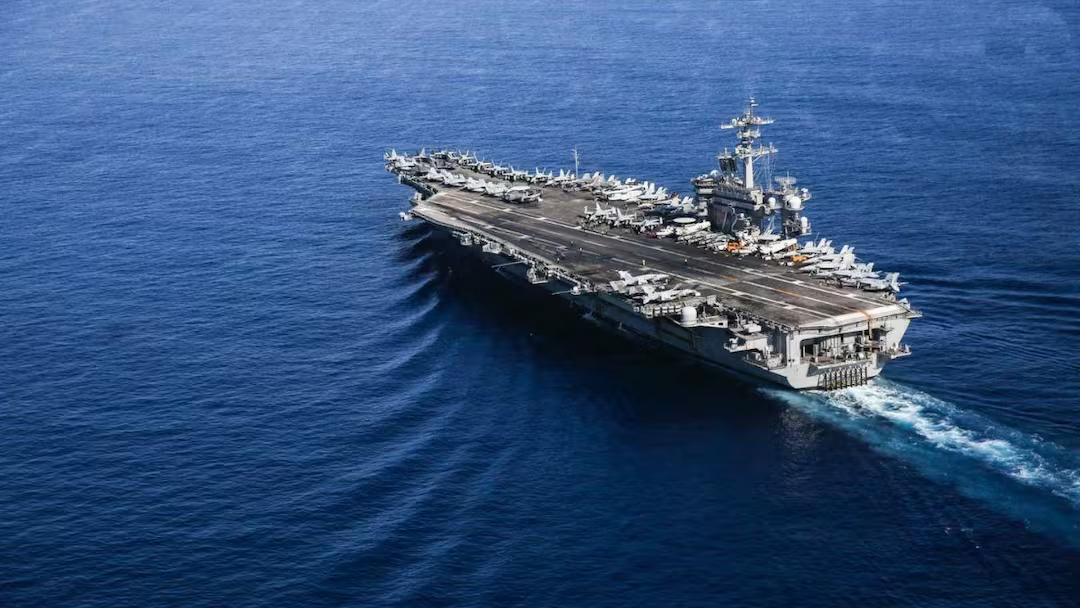 ایران کا جنگی جہاز، آبنائے ہرمز میں، تیل کی نقل و حمل کی نگرانی کے لیے.