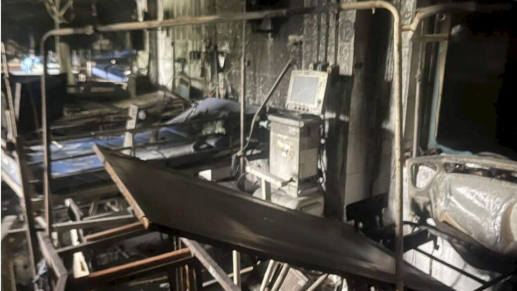 ایمبولینس اور طبی آلات کی اندرونی منظر، ہنگامی طبی امداد کے لیے تیار.