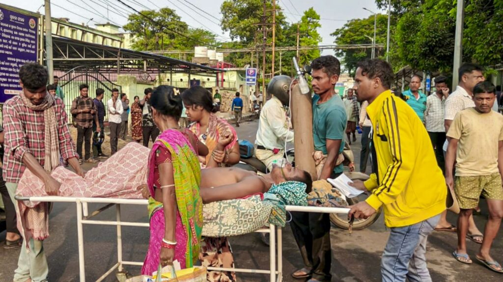ایمرجنسی طبی امداد کے دوران افراد کی مدد کرتے ہوئے۔.
