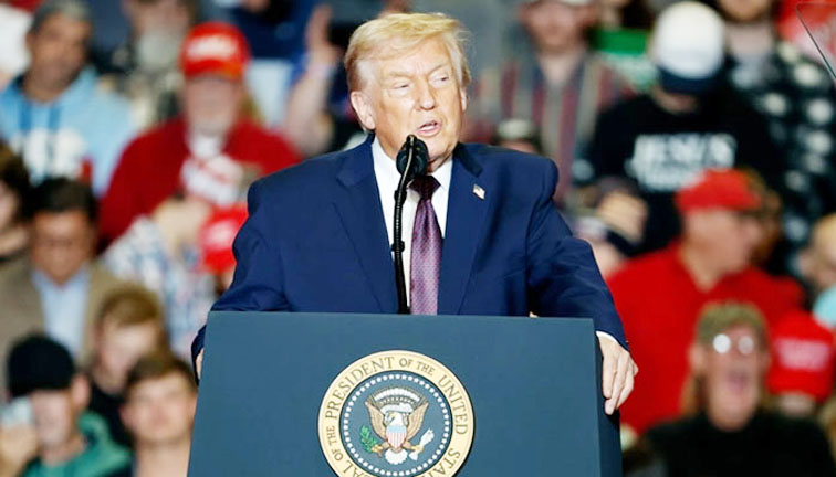 ڈونلڈ ٹرمپ امریکی صدر کے طور پر عوام سے خطاب کرتے ہوئے.