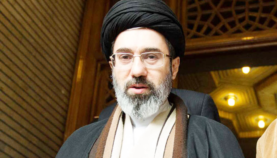 عمران خان، پاکستانی سیاستدان، عوامی تقریر میں، سیاسی حالات پر گفتگو کرتے ہوئے۔.