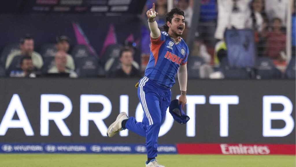 بھارتی کرکٹ ٹیم کا کھلاڑی میدان میں خوشی کا اظہار کرتا ہوا.