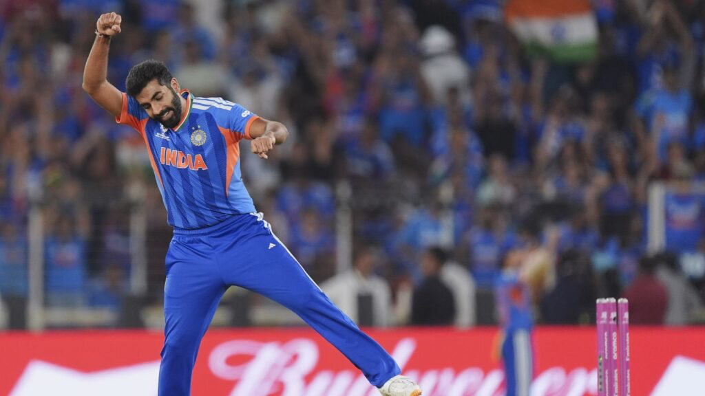 بھارتی کرکٹر جشن مناتے ہوئے، انڈین ٹیم کا اہم میچ جیتنا.