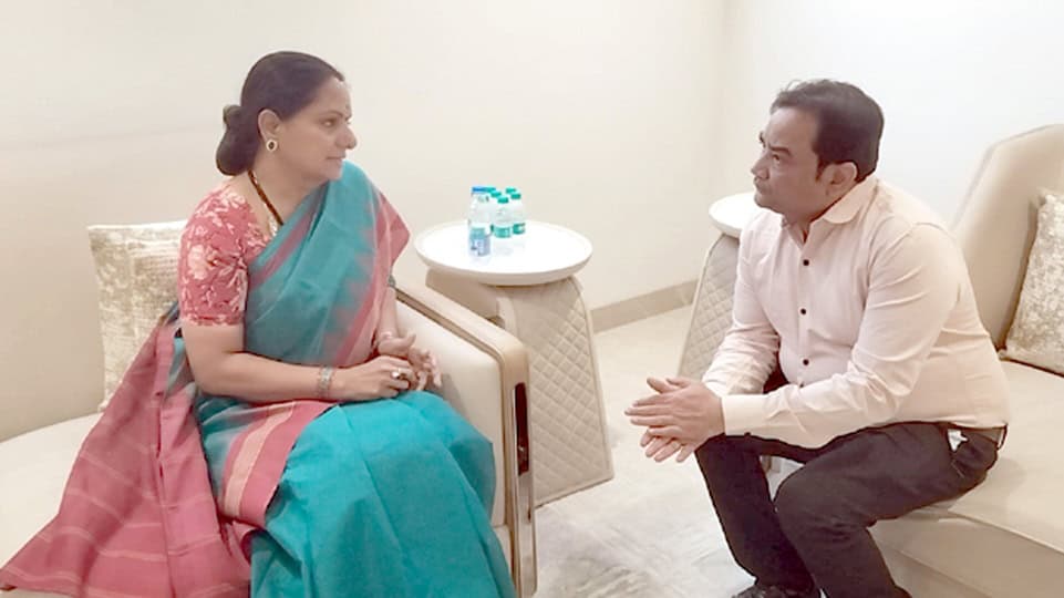 ملاقات کے دوران خواتین اور مرد کے درمیان گفتگو.