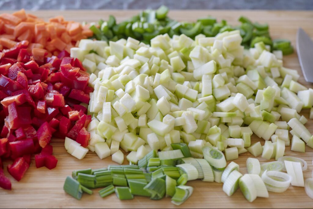 سبز پیاز اور کٹی ہوئی سبزیاں، کٹنگ اور کھانے کے لیے تیار.