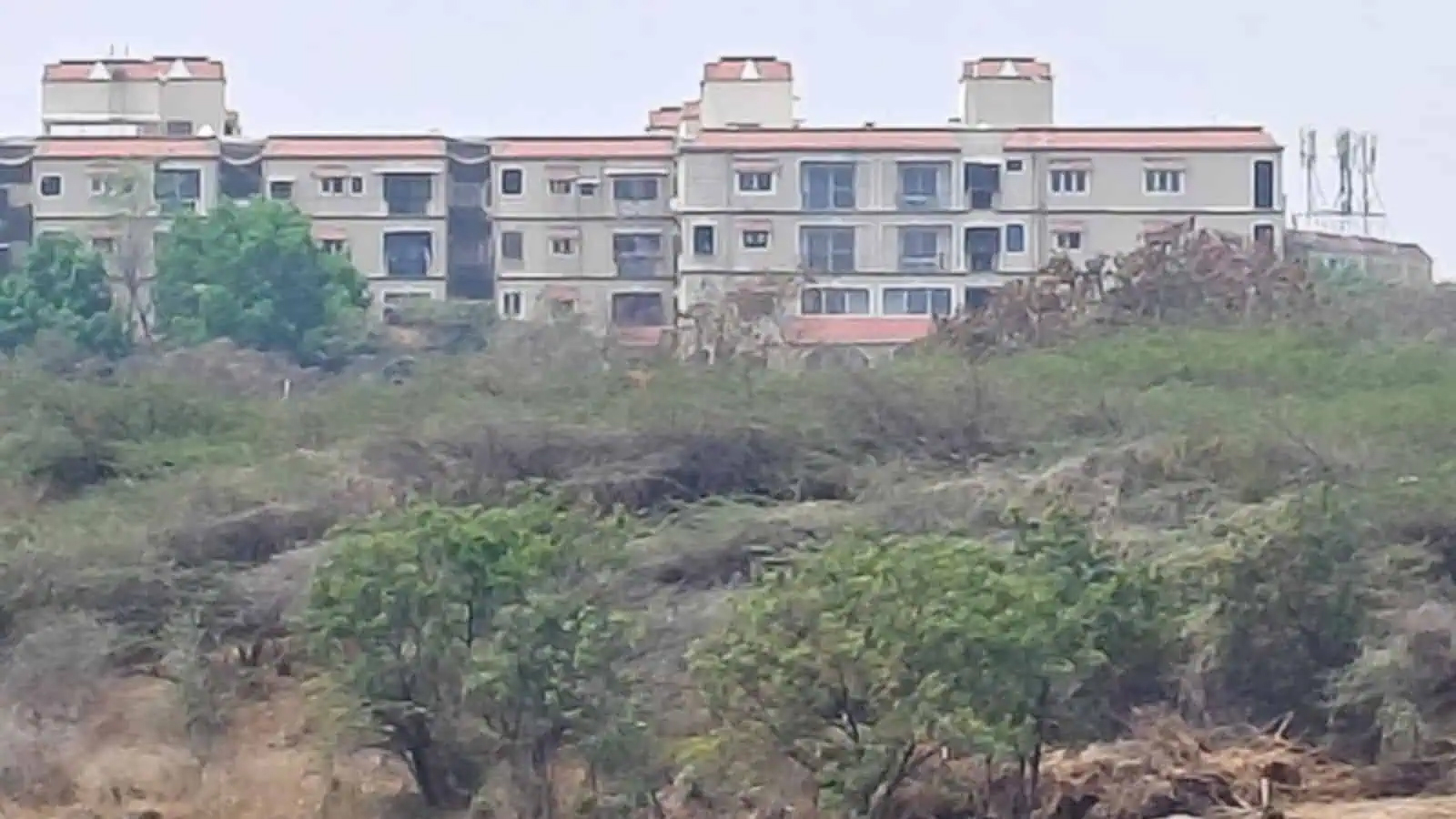 ہاؤسنگ سوسائٹی کے قریب قدرتی منظر اور سبزہ.