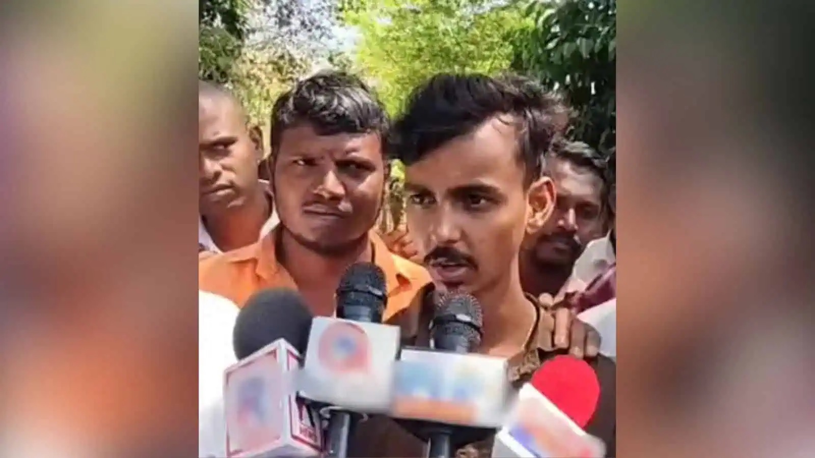 طلبہ احتجاج، نوجوان رہنما کا خطاب، سڑک پر مظاہرہ کرتے ہوئے.