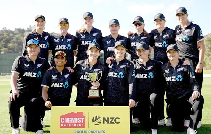 کھیلوں کی خواتین ٹیم، انڈور اور آؤٹ ڈور کھیلوں میں حصہ لینے والی خواتین، ایک ٹرافی کے ساتھ خوشی منات.