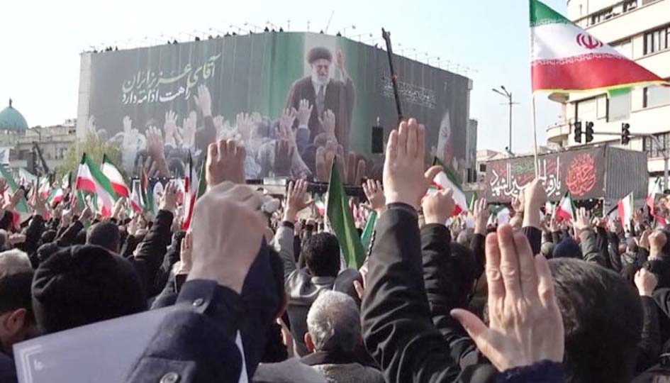 مظاہرہ میں عوام کی بڑی تعداد، ایرانی اور پاکستانی پرچم، سیاسی نعرے.