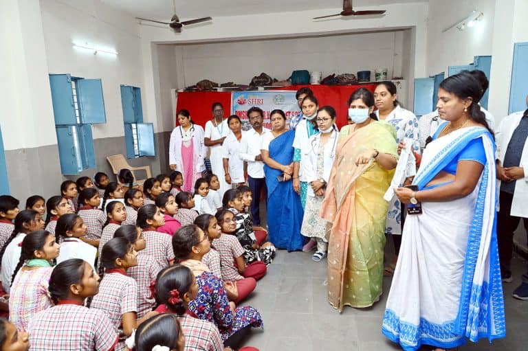 تعلیمی پروگرام میں طالبات اور اساتذہ کی ملاقات، سکھانے اور سیکھنے کا ماحول.